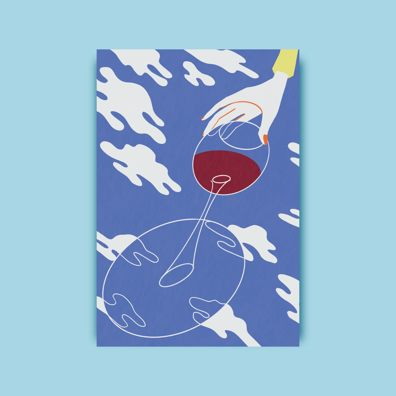 Rotweinglas in der Hand vor leicht bewölktem Himmel